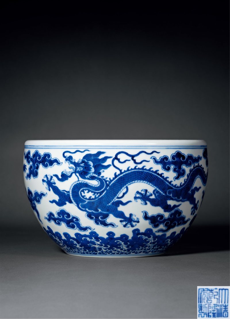 清乾隆 青花海水云龙纹卷缸